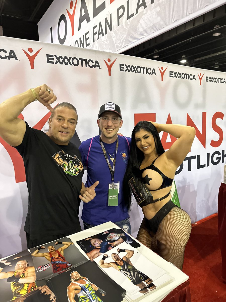 TheBadBatsy's tweet image. 👎ROB VAN DAM 👎 Exxxotica Chicago’23 @TherealRVD @TheKatieForbes #exxxotica #Chicago #WWE #ECW #RVD #TwerkQueen