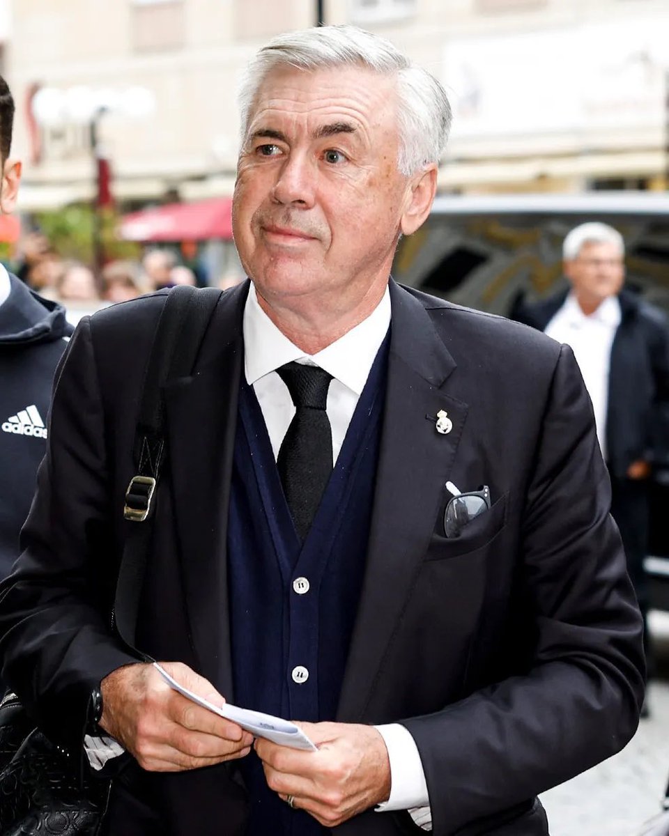 futebol_info's tweet photo. Apesar de dar como certa a chegada de Ancelotti para 2024, CBF ainda não discutiu valores e contrato com o treinador italiano.

Ancelotti recebe 7,5 milhões de euros (R$ 39,2 milhões) livres de impostos por ano no Real Madrid, sem contar os gastos com a comissão técnica.

🗞 @geglobo | @cahemota
📸 Joilson Marconne/CBF | Divulgação/Real Madrid