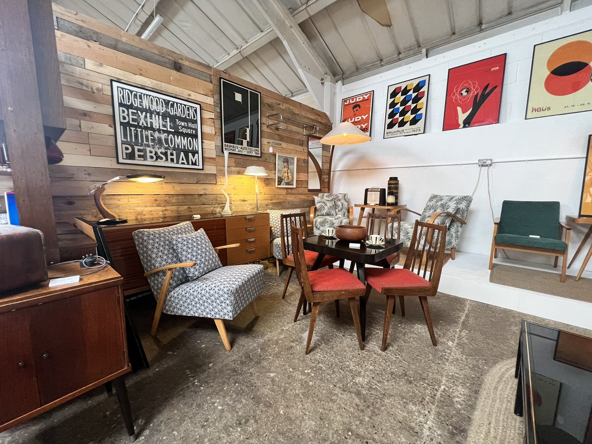 Mid Century Living tweet media