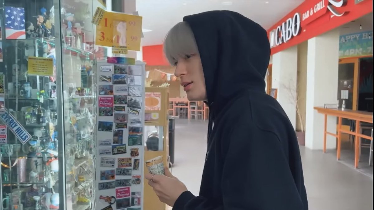 LJNFEED's tweet photo. shopping date with #jeno ♡ https://t.co/NrxwqRrfAr