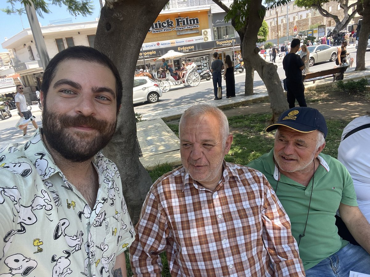 KKE standını ziyarete gittiğimde oradaki insanlarla muhabbet ettim. Sağdaki abi aslen Trabzonluymuş. Kardeşi, depremden sonra Türkiye’ye yardıma gitmiş