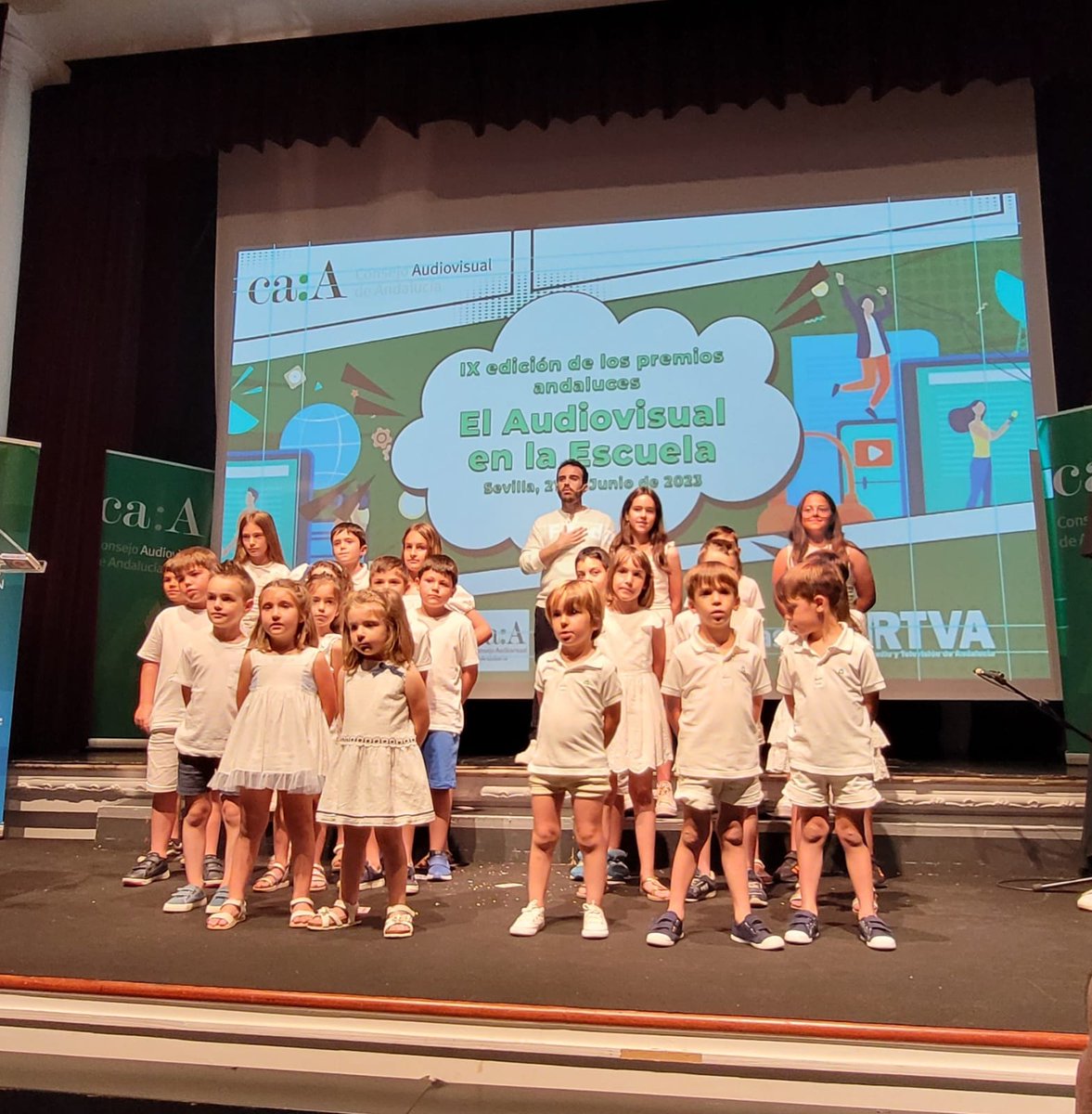 Actuación sorpresa de Juan Blas Guardeño, profesor del CEIP Virgen de las Cruces (<a href="/CeipElGuijo/">CEIP Virgen de las Cruces - El Guijo, Córdoba</a>), junto con sus alumnos.