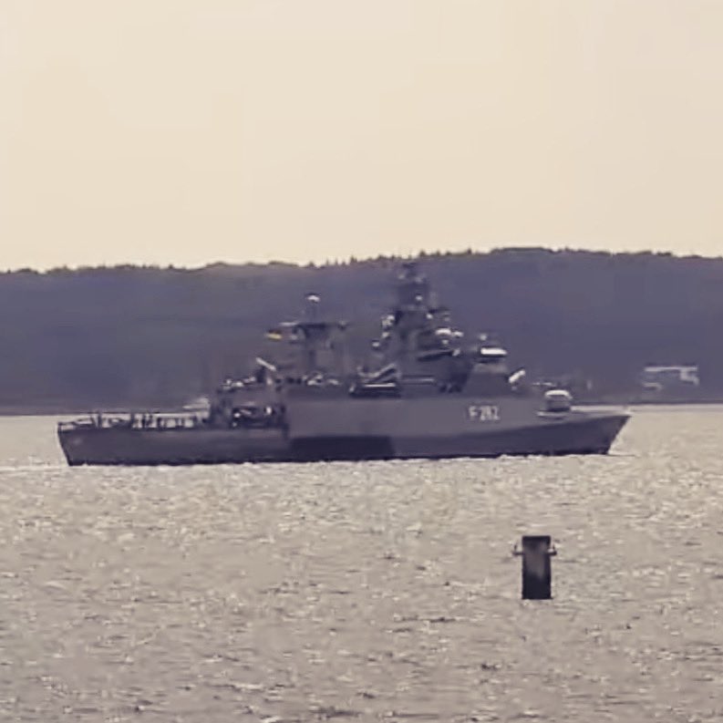 WarshipCam's tweet photo. German Navy Braunschweig-class corvette FGS Erfurt (F262) coming into Kiel, Germany - June 21, 2023 #FGSErfurt #f262
SRC: webcam https://t.co/XpQ4hx8rdp