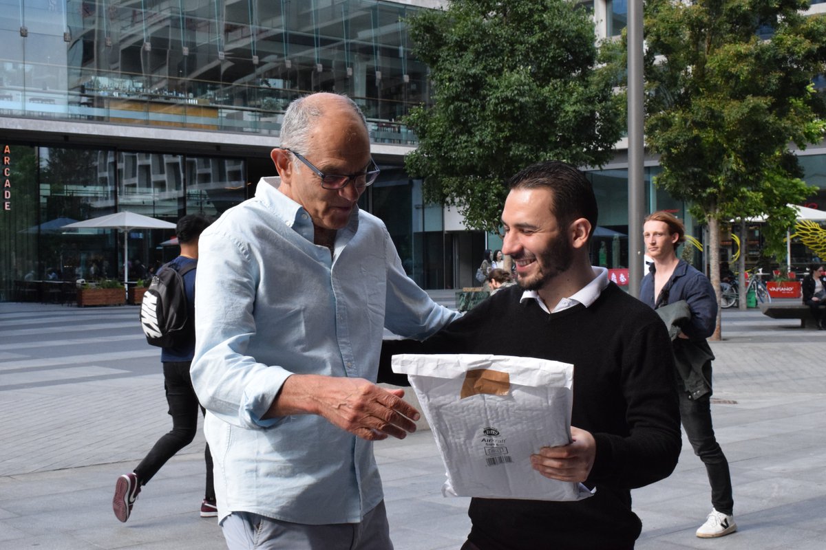 BB_UK1's tweet image. If you've seen the film 'My (Refugee) Life' you'll know that Bahaa is a HUGE @Arsenal fan! #Arsenal noticed and sent him a signed shirt, presented by fellow goonar, and friend, Anthony ❤️

Watch the film here: breaking-barriers.co.uk/get-involved/m…

#CompassionInAction @HostNationUK #Gunners