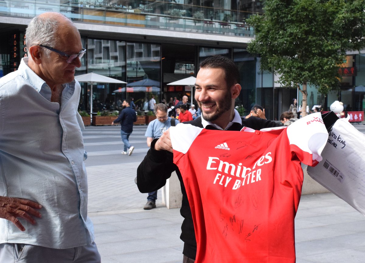 BB_UK1's tweet image. If you've seen the film 'My (Refugee) Life' you'll know that Bahaa is a HUGE @Arsenal fan! #Arsenal noticed and sent him a signed shirt, presented by fellow goonar, and friend, Anthony ❤️

Watch the film here: breaking-barriers.co.uk/get-involved/m…

#CompassionInAction @HostNationUK #Gunners