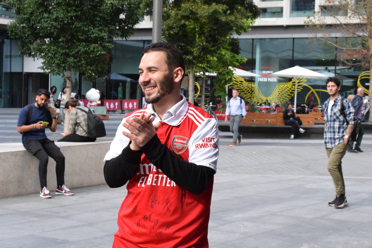 BB_UK1's tweet image. If you've seen the film 'My (Refugee) Life' you'll know that Bahaa is a HUGE @Arsenal fan! #Arsenal noticed and sent him a signed shirt, presented by fellow goonar, and friend, Anthony ❤️

Watch the film here: breaking-barriers.co.uk/get-involved/m…

#CompassionInAction @HostNationUK #Gunners