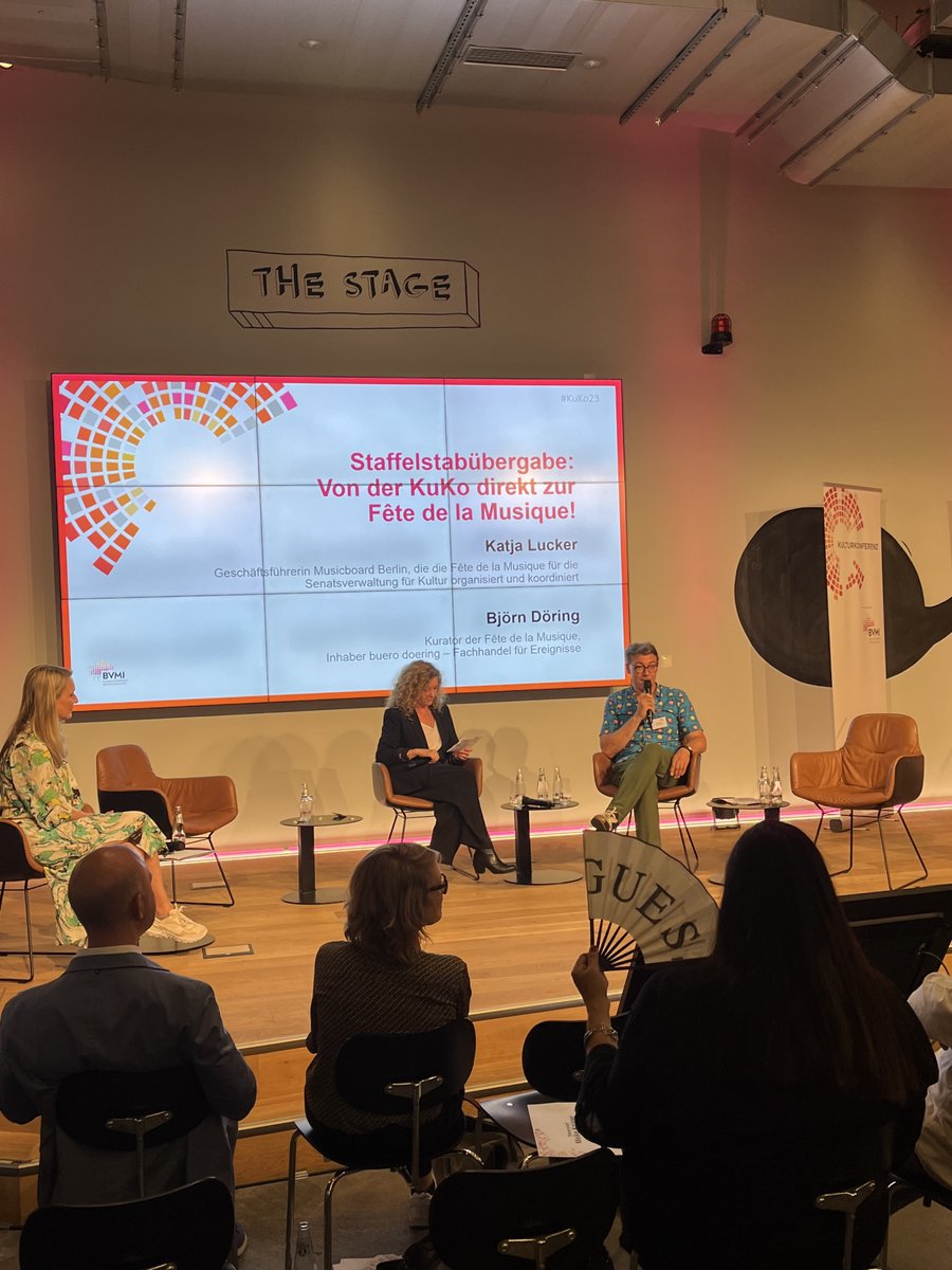 Der letzte Programmpunkt des Tages läufts bereits: Katja Lucker und Björn Döring ergreifen den Staffelstab und stimmen das #KuKo23-Publikum auf die heutige Fête de la Musique, die in ganz Berlin stattfinden wird, ein!