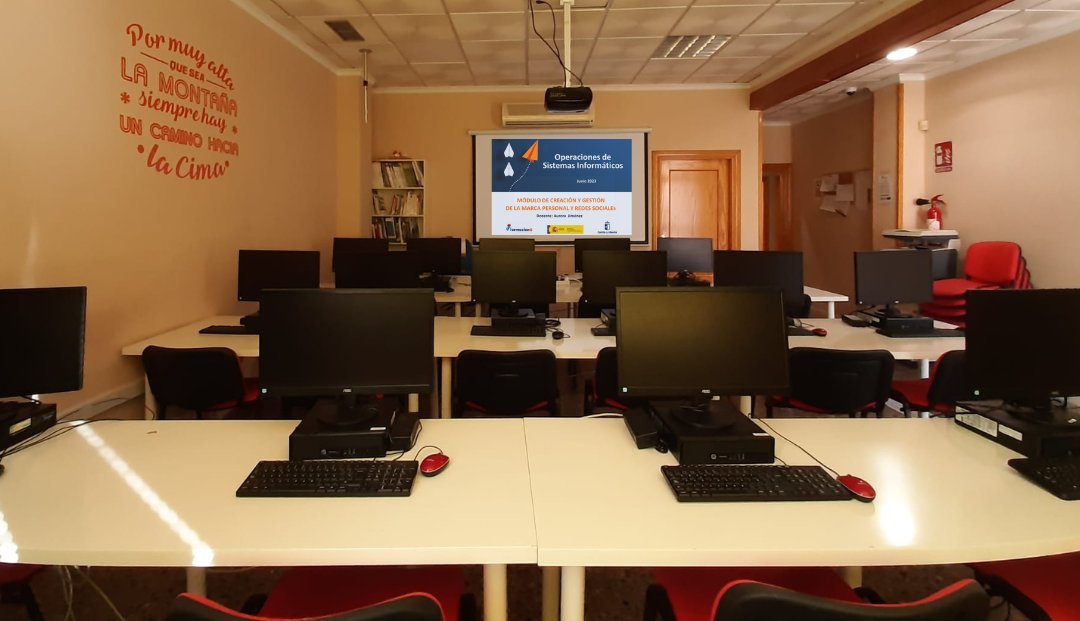 Con el aula ya vacía, finalizo un nuevo curso sobre Marca Personal en <a href="/FormacionaXXI/">Formación Avanzada</a> durante el que un grupo de jóvenes informáticos han superado desafíos y alcanzado logros en el proceso de creación, construcción y gestión de su marca personal digital.
¡Enhorabuena a todxs!