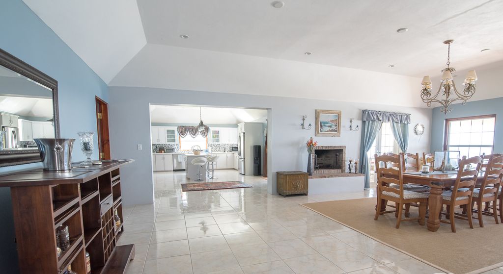 Southern_ViewsR's tweet photo. Plan enchanting Caribbean escape in Bermuda with 4-BR #SouthamptonVacationHouseForRent available with #NoBookingFeesVacationRentals website - #VacationByOwners. This property features private pool, garden, deck, and panoramic view of surroundings. https://t.co/nG2DTB4sdk https://t.co/jGl71pAHoH
