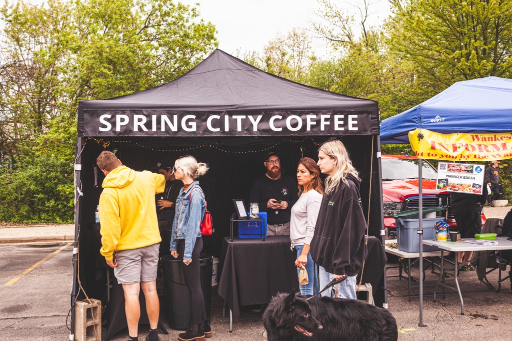 SpringCityCoffe's tweet photo. idk why everyone is staring off into the distance in this pic I swear we're having fun

#coffee #waukesha #waukeshaFarmersMarket #wisconsin #wisconsinCoffee #approachableSnobbery #springCityCoffee https://t.co/SzAFgpDYmP