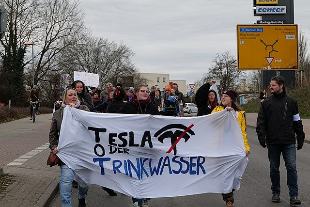 IRSErkner's tweet photo. Das beschleunigte Planungsverfahren für die #Tesla #Gigafactory in #Brandenburg ist nicht zur Nachahmung empfohlen, sagt IRS-Planungsforscher Manfred Kühn. Er hat die Konflikte im Verfahren untersucht und sinkendes Vertrauen in die #Demokratie beobachtet. https://t.co/Y537sXL5Jb https://t.co/sZKemIihWg