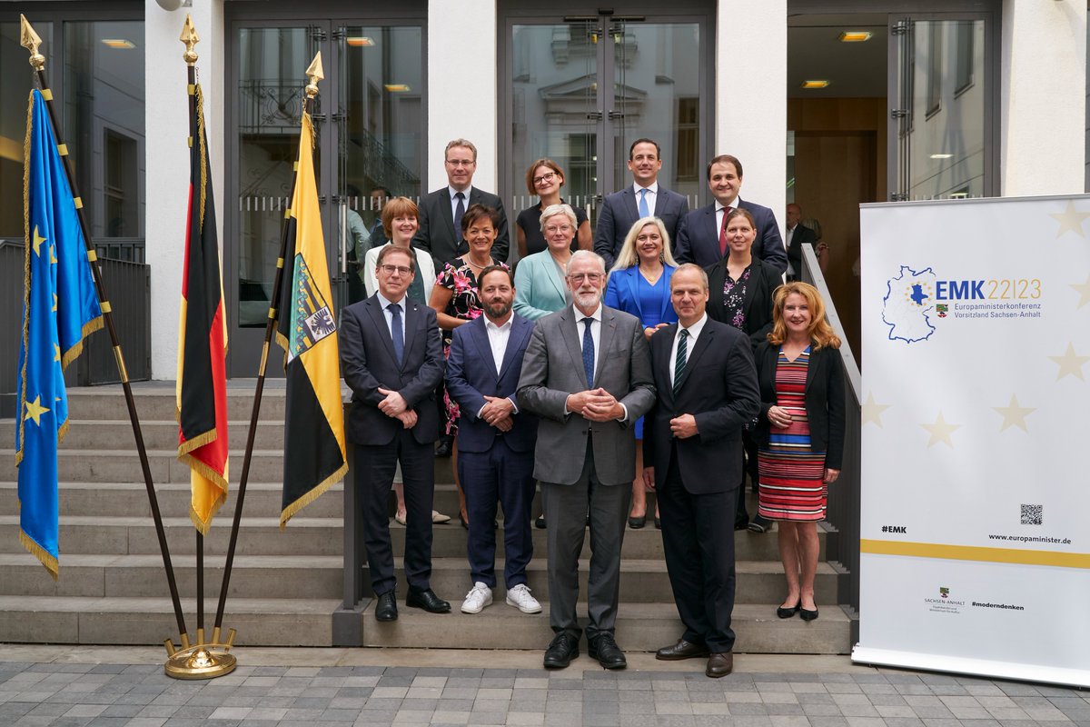 Unter Vorsitz von @sachsenanhalt tagt heute in Berlin die 92. Konferenz der Europaminister*innen der Länder. Themen sind u.a. die Erweiterungspolitik, die Zukunft der Digitalisierung und der Schienenverkehr in der EU. Staatsrätin @almutmoeller vertritt @Senat_Hamburg in der #EMK