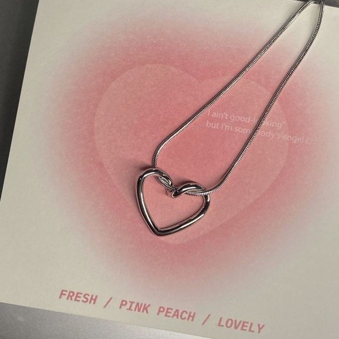pretty necklace on shopee

— a thread