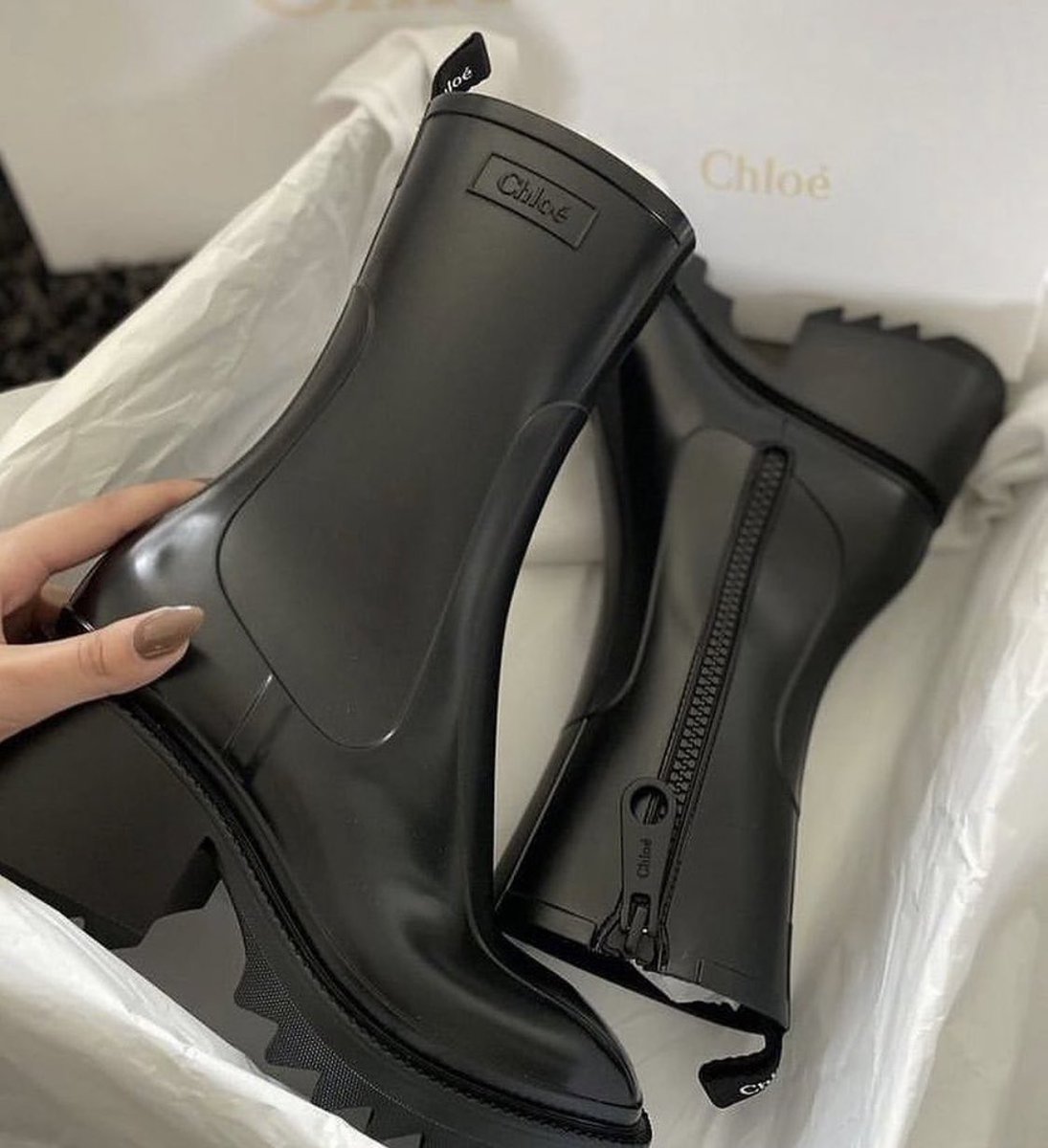 0nprpse's tweet photo. Chloé boots https://t.co/XF8avkCM8s