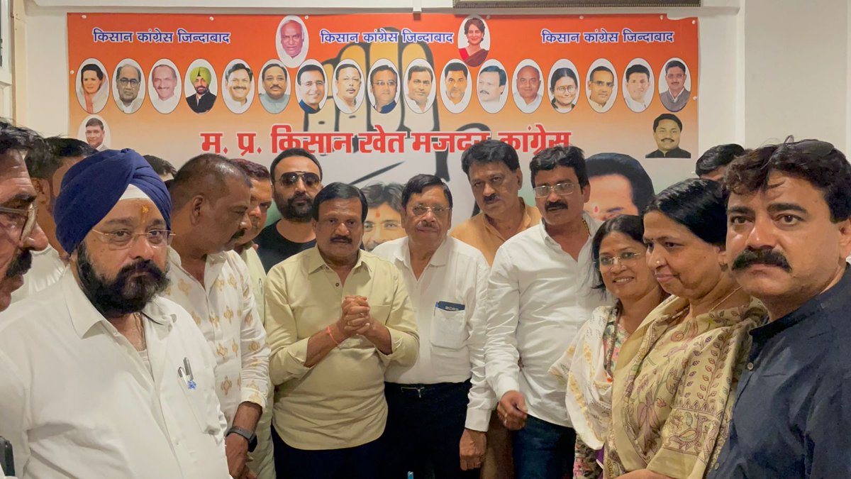 dineshgurjarmla's tweet photo. दिनांक21 /06/2023 को छिन्दवाड़ा सांसद मान.नकुलनाथ जी के जन्मदिवस के अवसर पर म.प्र.किसान अध्यक्ष आदरणीय श्री दिनेश गुर्जर जी द्वारा प्रदेश कांग्रेस कार्यालय में केक काटकर जन्मदिवस मनाया और ईश्वर से उत्तम स्वास्थ व दीर्घायु की कामना की इस अवसर पर पूर्व मंत्री सज्जन सिंह वर्मा जी, https://t.co/2fbEgfpt1j