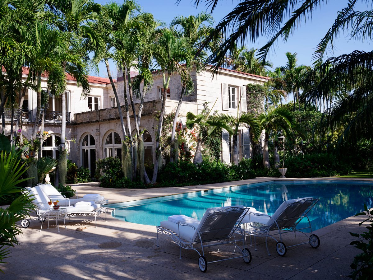 ArchDigest's tweet image. What is one word that describes Aerin Lauder's Palm Beach home you may ask? Magical.
Step inside the designer's chic paradise oasis in our July/August cover story here 👉 archdg.co/RI1Qm3T