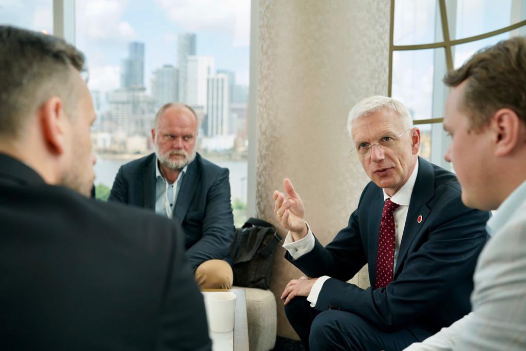 Ukrainas atjaunošanā būtiska loma ir privātā sektora iesaistei. Prieks tikties ar Latvijas uzņēmējiem, kas piedalās Ukrainas atjaunošanas konferencē. Paldies mūsu uzņēmējiem, kas jau kopš Krievijas iebrukuma pirmās dienas aktīvi atbalsta Ukrainu. 🇺🇦🇱🇻
#URC2023