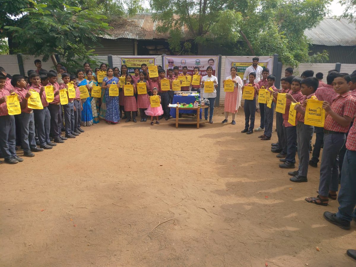 CommissionerEc2's tweet photo. AWARENESS ABOUT SINGLE USE PLASTIC
(PLEDGE,DRAWING COMPETITION &amp; USEING YELLOW BAG)
#Erode #salem #Coimbatore #awarenesscampaign #TamilNadu #Indian https://t.co/Ge1sTU3iTM