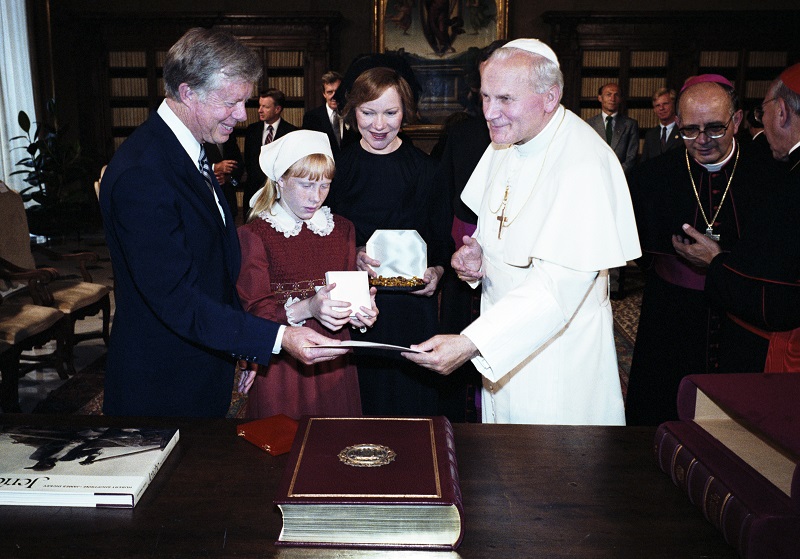 CarterLibrary's tweet photo. From 6/19/1980 - 6/26/1980 President Carter, Mrs. Carter, and Amy visited Italy, the Vatican, Yugoslavia, Spain, and Portugal while on a trip through Europe.  #OTD on 6/21/1980 they met with Pope John Paul II.  NAID 845680 #FamilyFirst #StateVisits https://t.co/C7our9mMTM