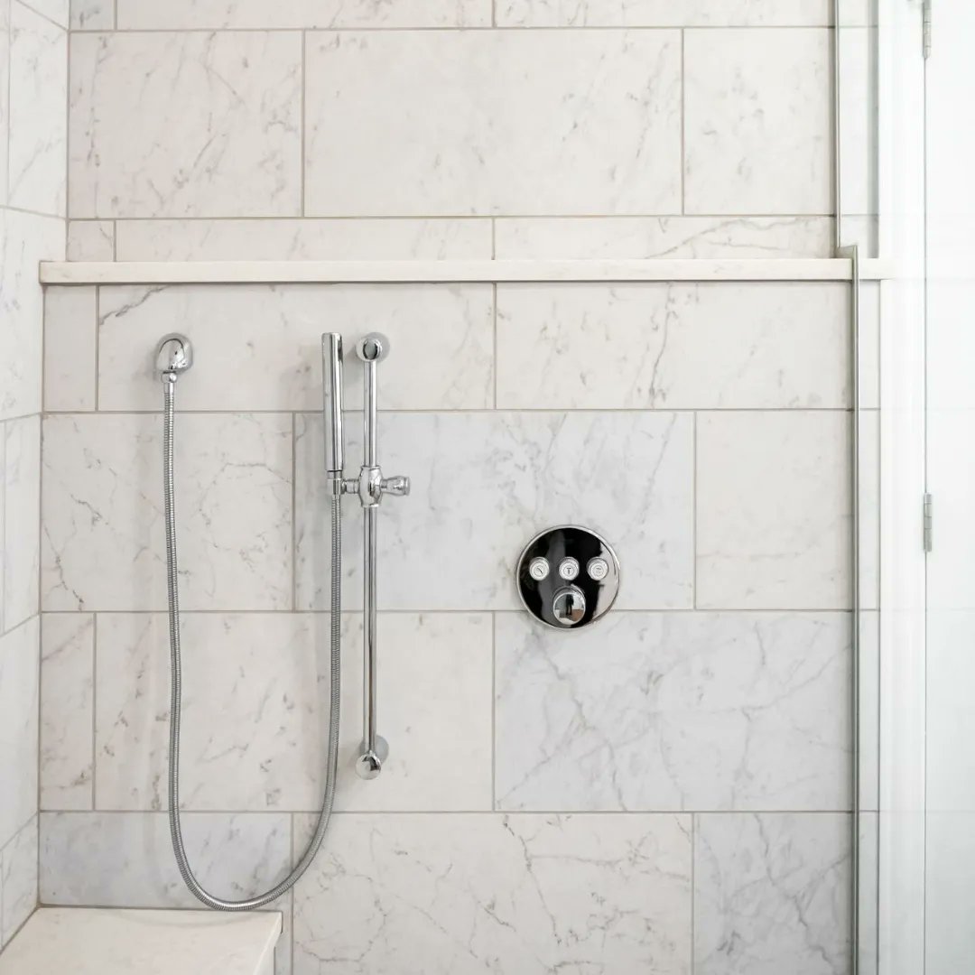 Dream_Baths's tweet photo. The yin and yang of bathroom design. This black and white remodel creates a perfectly balanced retreat. Immerse yourself in the harmony of two contrasting shades. 🔳 🎹 #BathroomGoals #ContrastingColors #onlyincolumbus #smallbusinessohio #craftsmanship #customhomeservices https://t.co/GPl14POFKj