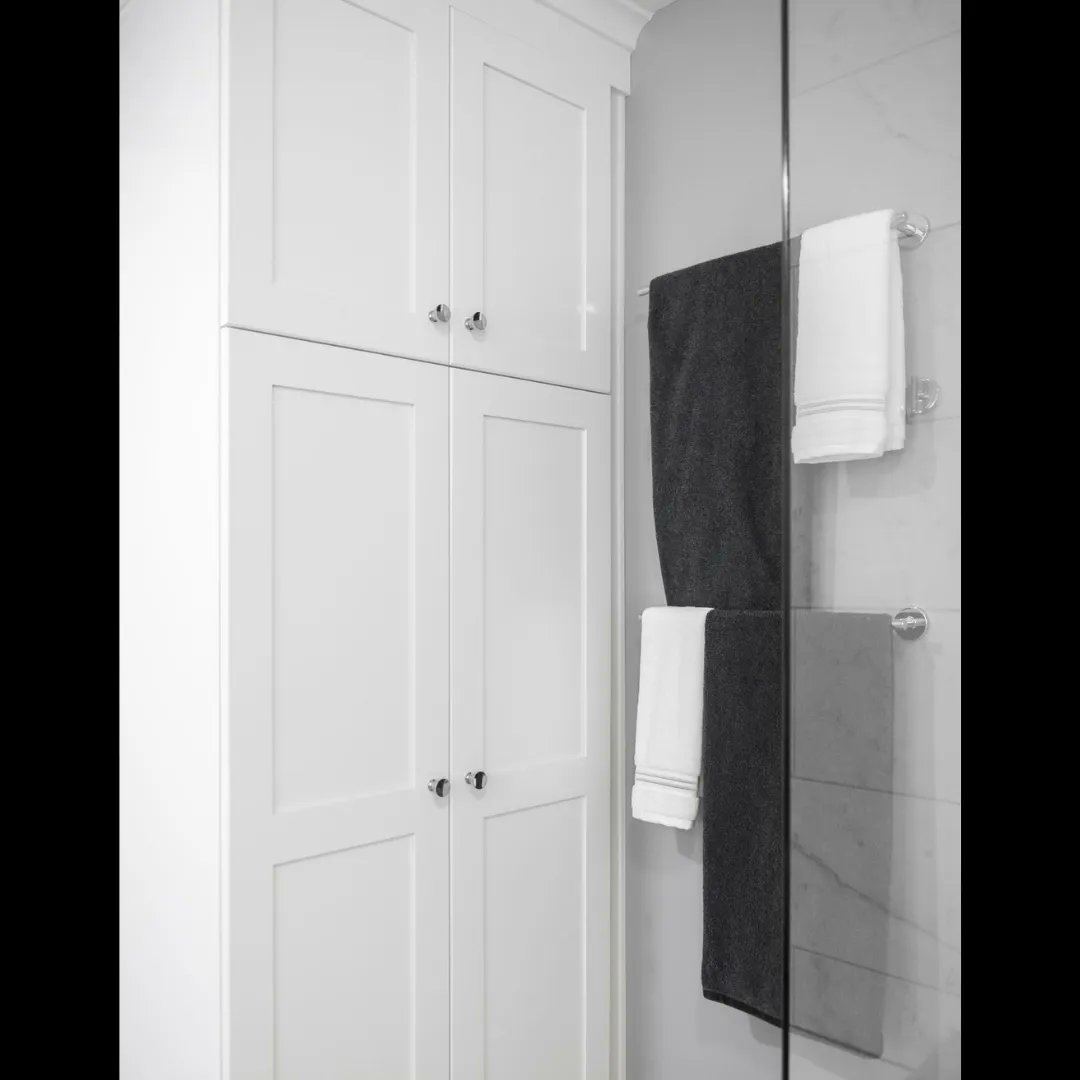 Dream_Baths's tweet photo. The yin and yang of bathroom design. This black and white remodel creates a perfectly balanced retreat. Immerse yourself in the harmony of two contrasting shades. 🔳 🎹 #BathroomGoals #ContrastingColors #onlyincolumbus #smallbusinessohio #craftsmanship #customhomeservices https://t.co/GPl14POFKj