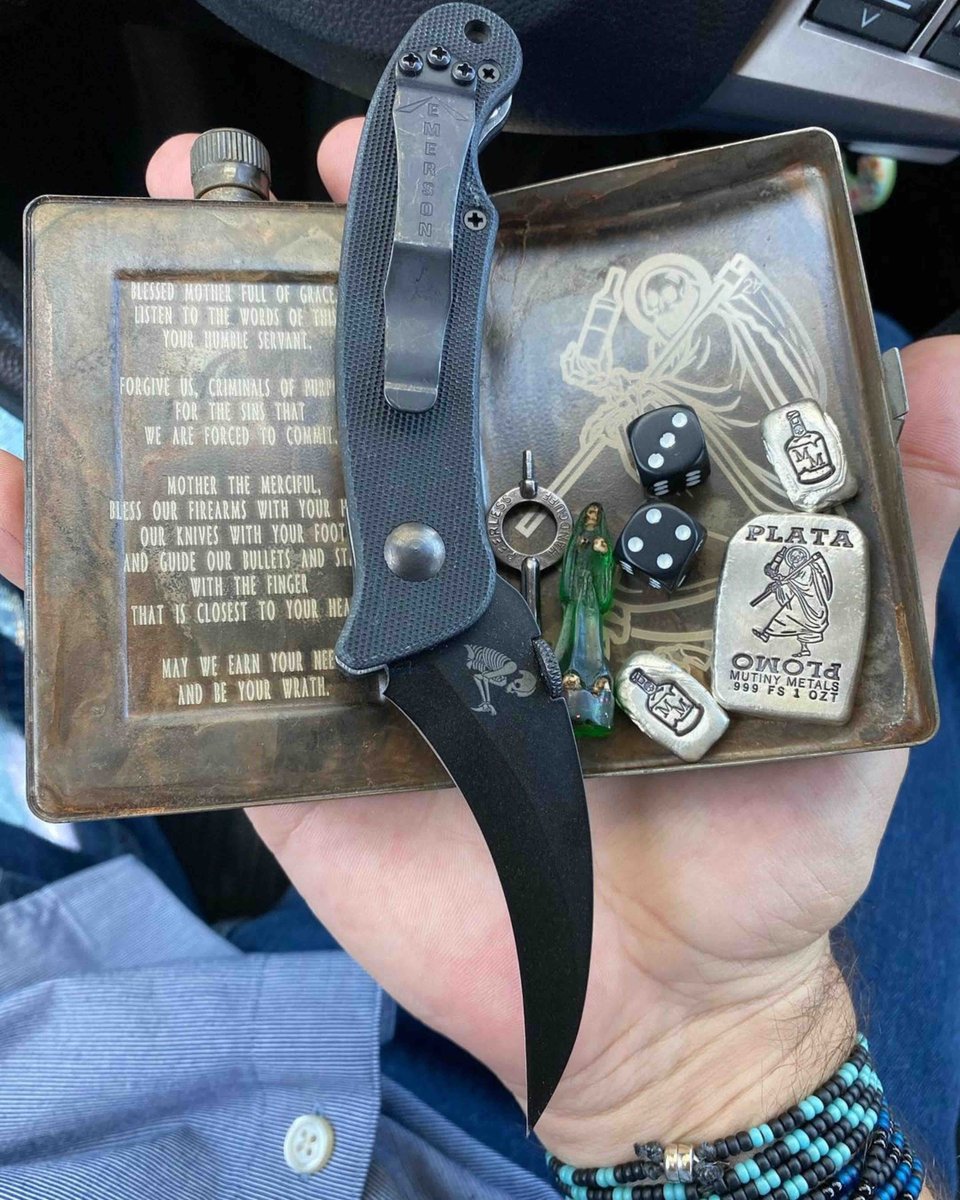 Emerson_knives's tweet photo. #Repost @edc_dad_life
・・
#edc #edcgear #edccommunity #smugglersflask #santamuerte #thespidersweb #plataoplomo #countercustody #emersonknives #elvia #sneakreaper #sneakreapercartel #stillnessisdeath https://t.co/QULnxmjk1h