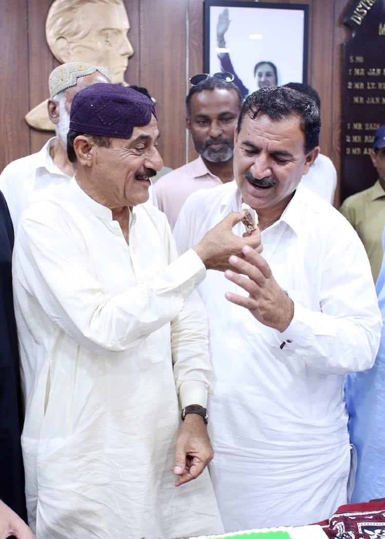 janmohdppp's tweet photo. چیئرمین ملیر ٹاؤن جان محمد بلوچ ن اور وائس چیئرمین ملیر ٹاؤن سید مزمل شاہ   نے ٹی ایم سی ملیر کے مرکزی آفس میں شہید محترمہ بینظیر بھٹو کی 70 ویں سالگرہ کا کیک کاٹا۔

اس موقع میونسپل کمشنر انیس الرحمان اور پارٹی جیالے  بھی موجود تھے۔
#HumSubKiBenazir https://t.co/ro9UsJZyBu