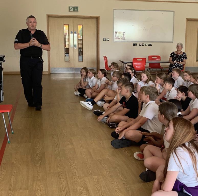 llwyncrwn's tweet photo. Diolch to PC Newman for visiting Year 5 and Year 6 today to share “A Tale of Four Friends”. It covered behaviour online, how friends can fall out, influence others, and how it can then cause incidents in the community through escalation.
Such important messages.
@PC_NEWMAN_SWP https://t.co/6ChYPGiOuy