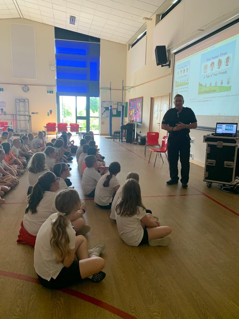 llwyncrwn's tweet photo. Diolch to PC Newman for visiting Year 5 and Year 6 today to share “A Tale of Four Friends”. It covered behaviour online, how friends can fall out, influence others, and how it can then cause incidents in the community through escalation.
Such important messages.
@PC_NEWMAN_SWP https://t.co/6ChYPGiOuy