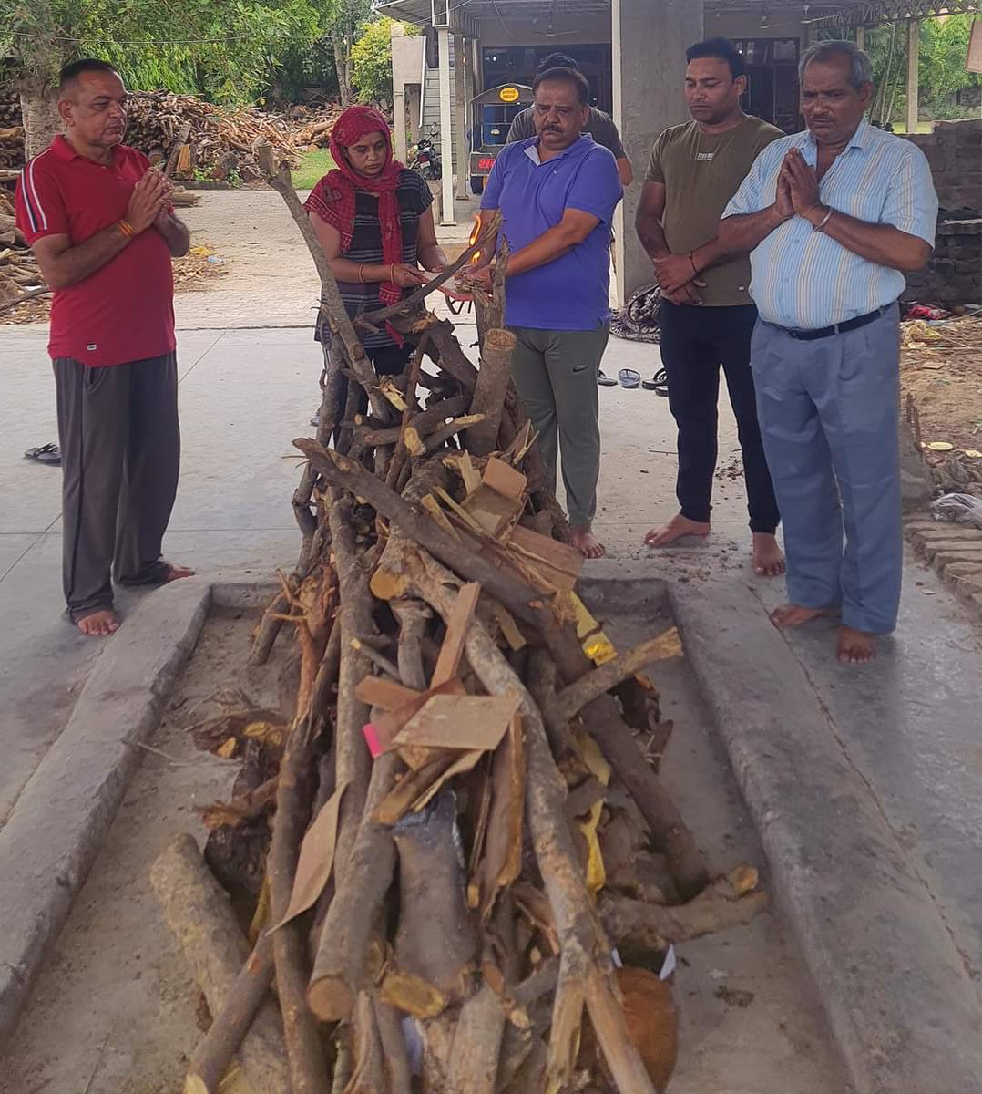 आत्मार्थं जीवलोकेऽस्मिन् को न जीवति मानवः।
परं परोपकारार्थं यो जीवति स जीवति।
अर्थात : इस जीवलोक में स्वयं के लिए कौन नहीं जीता ? परंतु, जो परोपकार के लिए जीता है, वही सच्चा जीना है।
आज #करुणामयी परिवार ने एक और अंजान भाई के शव का अंतिम संस्कार विधि विधान से किया । 
#योगदिवस