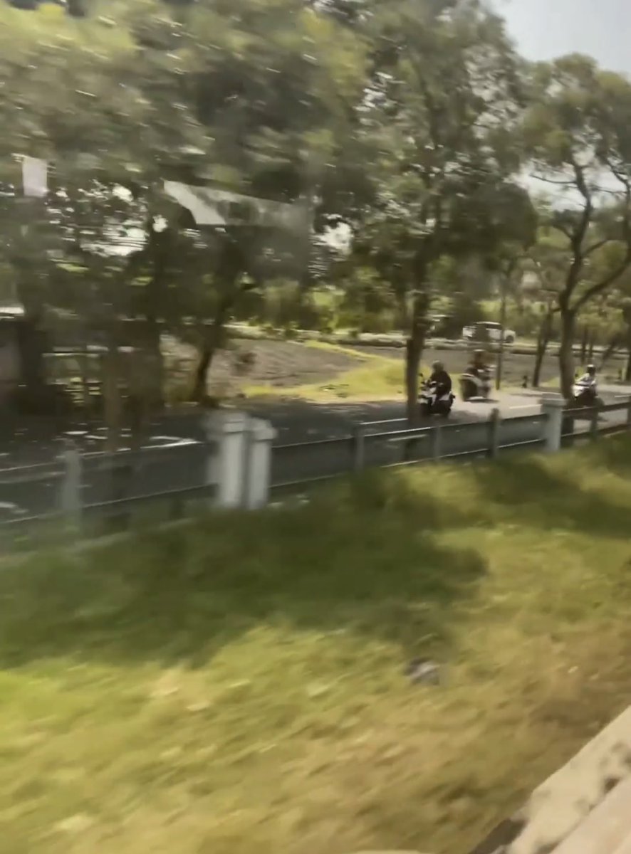 sosmedkeras's tweet photo. Kira kira mbaknya kenapa ya sampe kereta api pun dibalap

🎥 ridwan_genter https://t.co/ffvsr2zbED