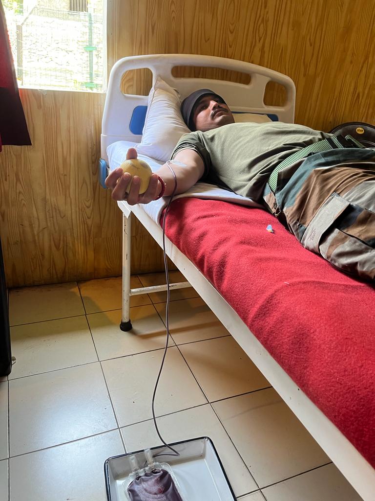 AlamDar1917's tweet photo. BLOOD DONATION CAMP AT GUREZ
#IndianArmy organized a #Blooddonationcamp at #Gurez in collaboration with Department of #Pathology, Dist. Hospital #Bandipora. A total of 29 people including Army persons and locals from the villages of #Markoot and #Dawar participated in the #camp. https://t.co/8mLfELcFob
