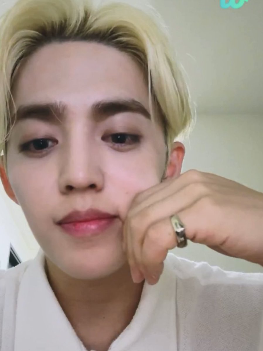 cscthnkr's tweet photo. coups turned his live on before he goes work out! today is lower body workout day

🍒: soon, i will do it longer [live]
🍒: my lips are chapped, because i keep biting on it 
🍒: im working hard on my work, and my cover song, so wait a little longer please ~ https://t.co/Yu9oUtfOW9