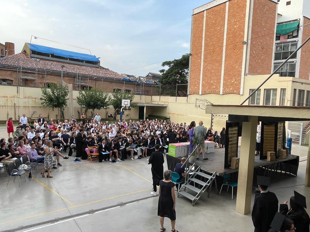 AfaFedacSantAnd's tweet photo. Dilluns es va viure una tarda molt emotiva a l'escola 🥳
La GRADUACIÓ dels joves de S4.
L'AFA i l'escola @FEDACSantAndreu han treballat plegats per a oferir una cel.lebració amb discursos emotius 😢, àpat deliciós i vestuari per a la ocasió. 
Enhorabona! 🥳🥳
#AFA #TotsSomAFA https://t.co/H2dJ4ZHtTV