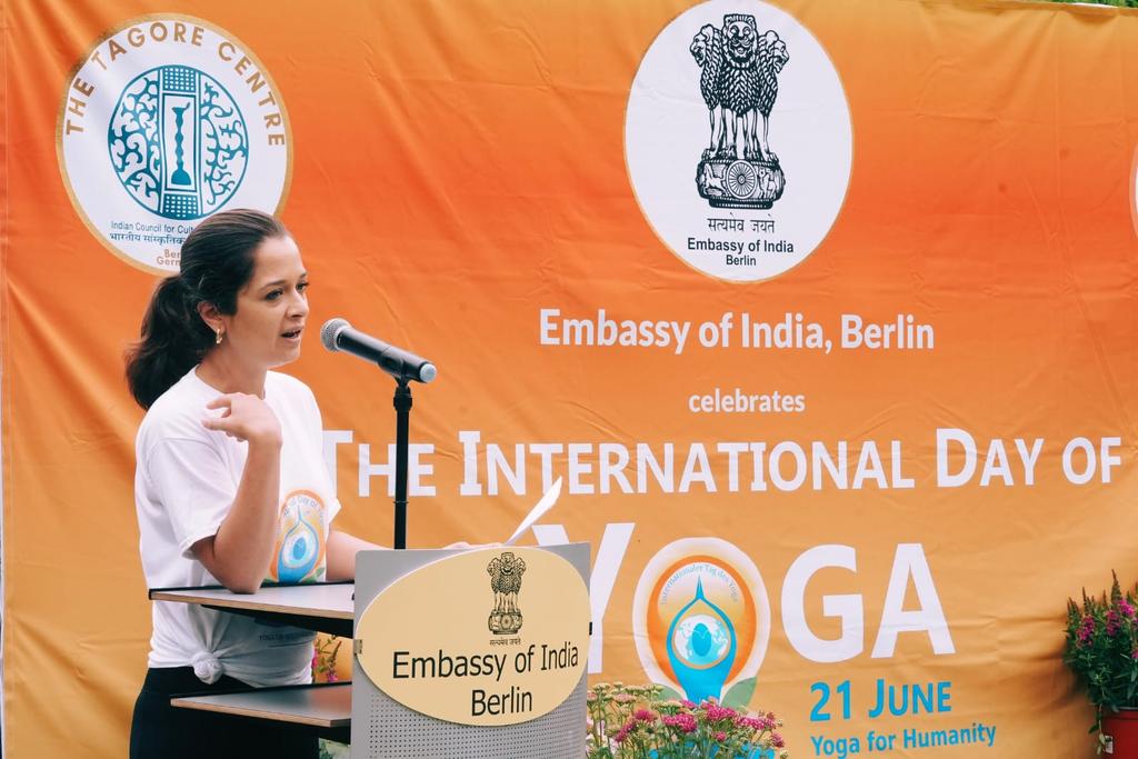 TheTagoreCentre's tweet photo. The yoga session followed the Common Yoga Protocol and was led by @aditichengappa and @ArtofLivingDEU. The event was broadcast live @DDNational @DDNewslive (2/2) https://t.co/1jhWn0LPex
