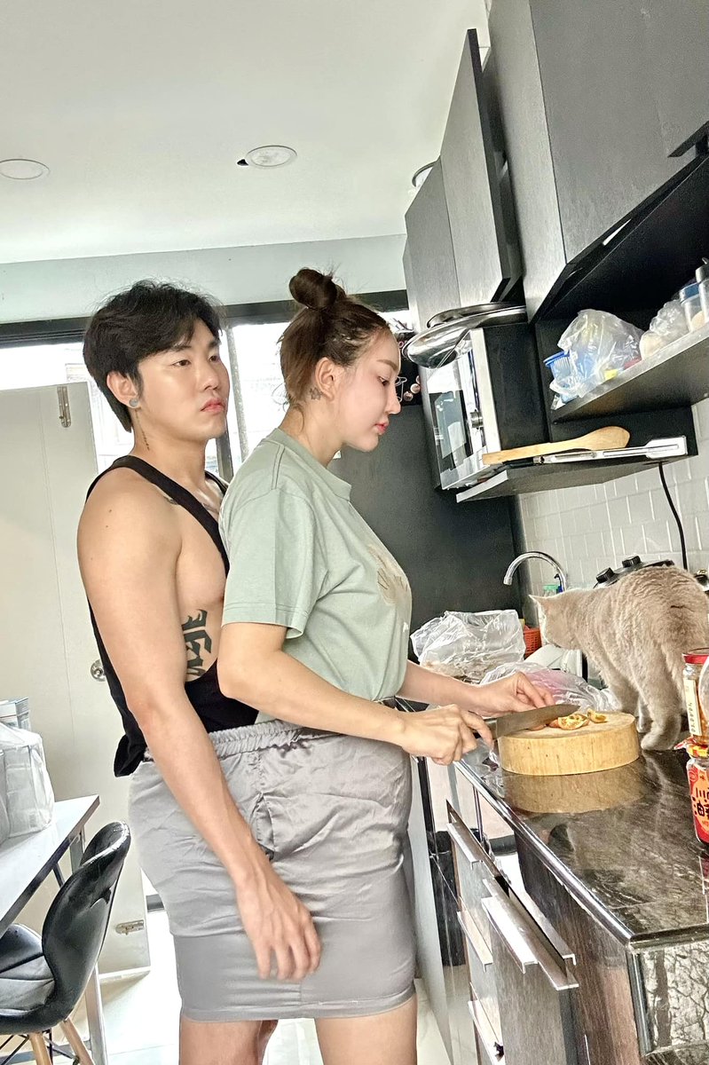 see68774's tweet photo. ยิ่งมีข่าว ยิ่งระแวง ตัวติดกัน 24 ชม.ไปเลย 😂😂
#ตลก #ตลกฮาๆ #ตลกๆขําๆ55 #สายฮา https://t.co/r6AFBV6wL1