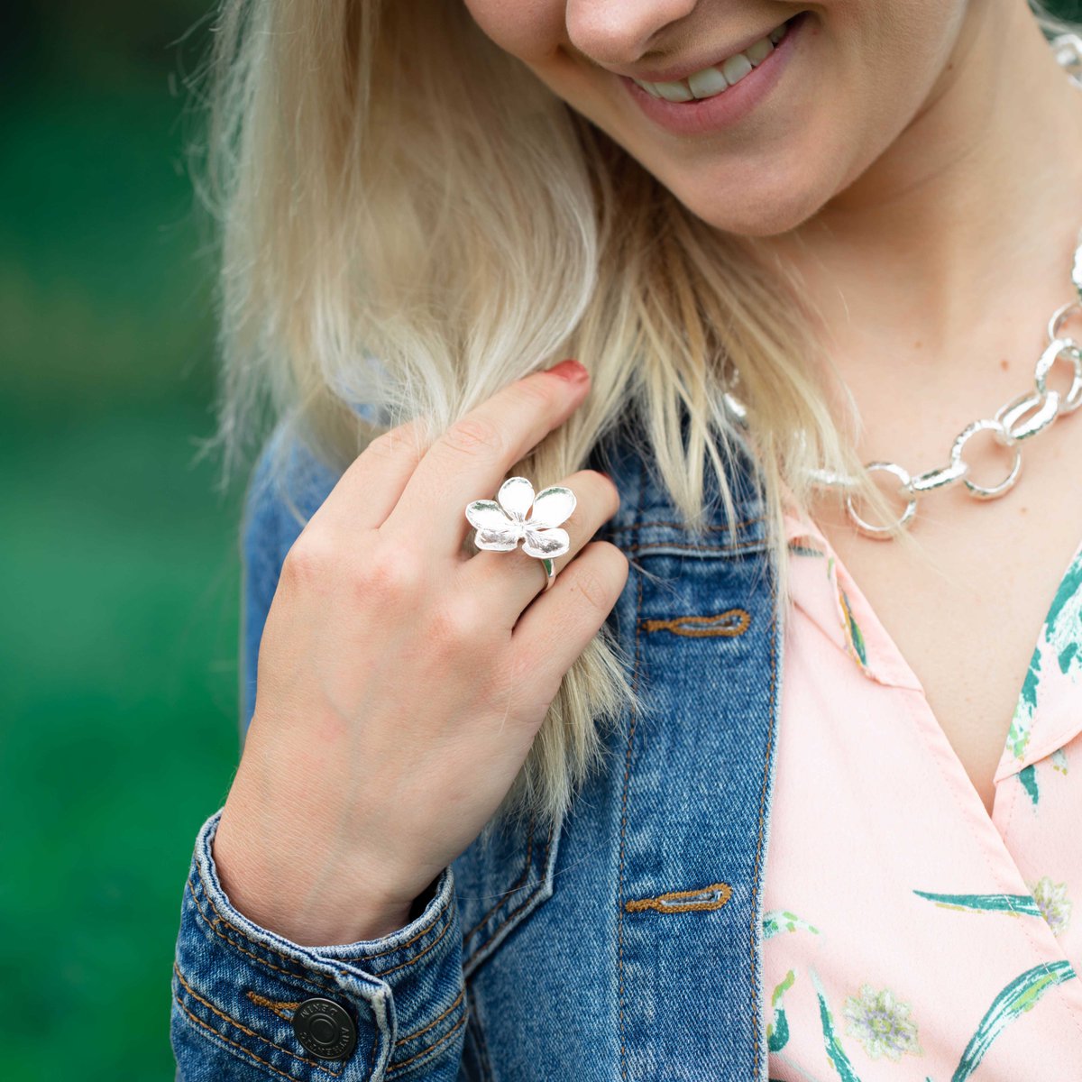 Enjoying the solstice? 🌸 I've come back from a campervan tour, watching summer bloom from my workshop. New gold designs coming soon... In the meantime, treat yourself to a handmade #hydrangearing, £45 💍
janeorton.com/product/hydran…

#derbyshirejewellery #handmadering #derbybusiness