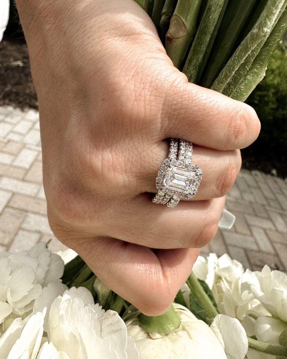 When it's time to toss the bouquet, make sure your diamond sparkles ✨ #jaredemployee #bouquettoss #diamondring #misstomrs #mrs #wifeystatus #wifey #engaged #marriedlife #married #fiance #bridalinspo #BridalFashion