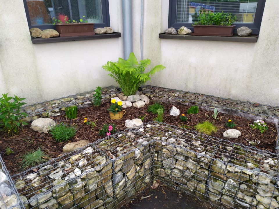 heimstaden_cz's tweet photo. Naši kolegové z technické zprávy si na svém pracovišti v Ostravě-Porubě zvelebili předzahrádky. 🌷🌻🌳Ve svém volném čase vytváří přátelské a příjemné pracovní prostředí. Dobrá práce! 🧡Podívejte se sami.👀
#heimstadenczech #friendlyhomes #makeroom https://t.co/d7jkP7CzxK