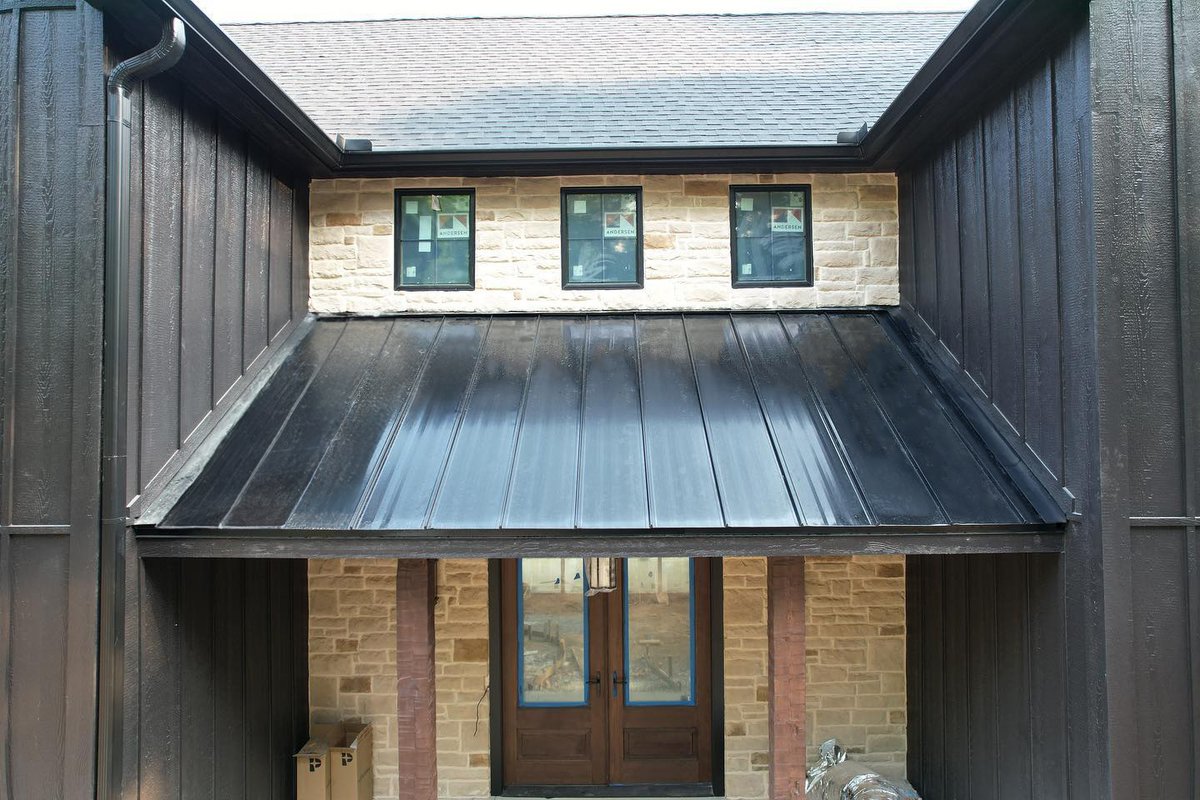 truemetalsupply's tweet image. Gorgeous black, DuraLock Standing Seam accents added to this home in Lenoir City, TN. How can we help elevate your home with metal roofing? #metalroofingmadeeasy #standingseam #americansteel

Installed by the experts at @FlowRoofing 😎
--------------
#metalroofing #metalroof