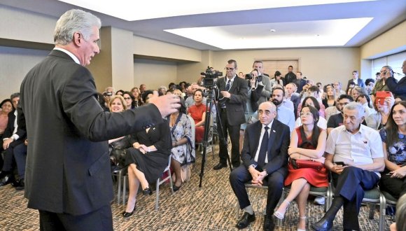 🇨🇺🇮🇹El Presidente intercambió con cubanos residentes en #Italia y miembros de  los movimientos de solidaridad, así como con integrantes de la misión  estatal de la Mayor de las Antillas

granma.cu/mundo/2023-06-…