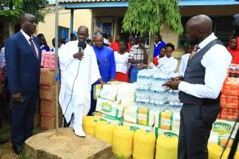 #PastorEzekiel
Pastor Ezekiel Odero gifts Vyambani Secondary food Stuff worth Ksh 2.2M and Ksh 9M to clear school fees.