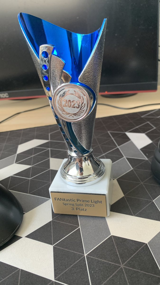 Ich kann es nicht glauben was gerade an der Tür geklingelt hat. 

Riesen dank an die <a href="/RoyalBlueArmy04/">Royal Blue Army 04 Fanteam</a> dass ich da Teil von sein durfte. 
Die <a href="/FPL_Turnier/">FPL | FantasticPrimeLight</a> wird einfach von mal zu mal krasser!