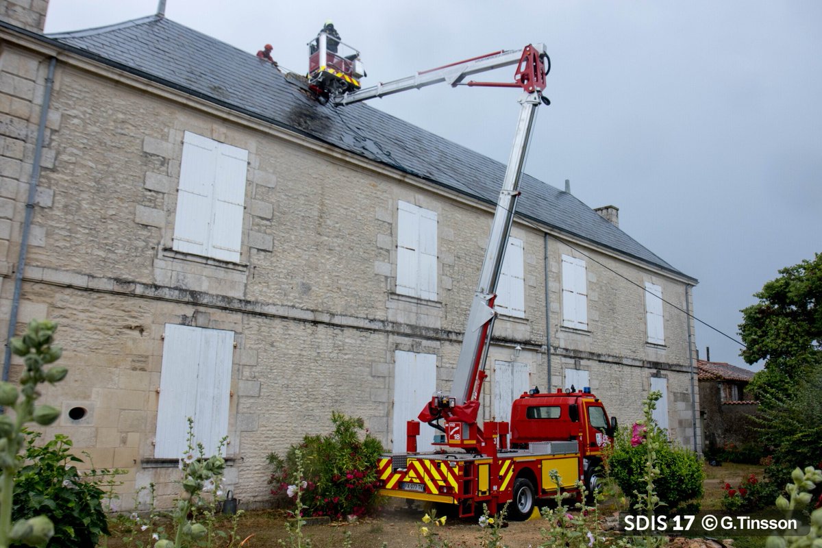 SDIS17's tweet photo. [INTERVENTION]
Les opérations de catégorisation des habitations et protection de bâtiments se poursuivent à #LaLaigne. 
Rappel : les habitations classées ⚫️ sont interdites d'accès ⛔️, même pour faire des 📸. Comme la population, les sapeurs-#pompiers ne peuvent pas y entrer. https://t.co/weT5KCGbj8