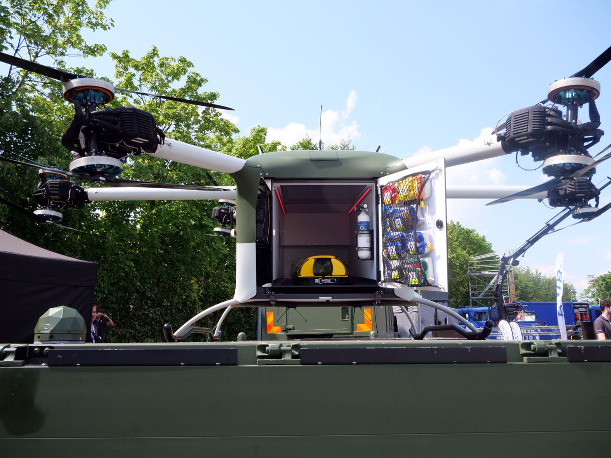 BaainBw's tweet photo. #Erprobung: Die 700 kg schwere Rettungsdrohne „Grille“ könnte als fliegende #Intensivstation eines Tages Schwerstverletzte transportieren. Die #Drohne wurde hierfür an der #WTD61 im Rahmen der Innovationssuche auf militärische Verwendbarkeit geprüft.
#Beschaffungläuft @SanDstBw https://t.co/41ehgtbQKb