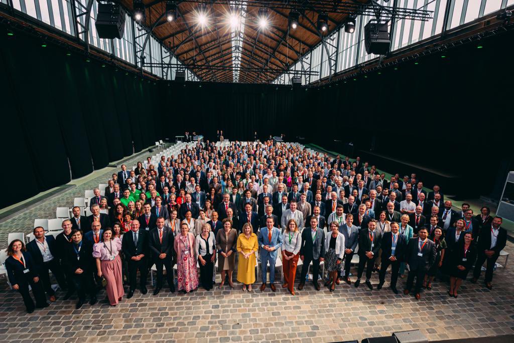 Goede Buren, Groene Buren

500 Nederlandse en Belgische deelnemers aan het Climate Tech Forum tijdens het staatsbezoek van het Nederlandse vorstenpaar aan België 

#NLBE #BELNLD2003
