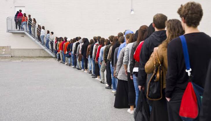 Arsenal players & fans queuing up to see Havertz Champions League medal