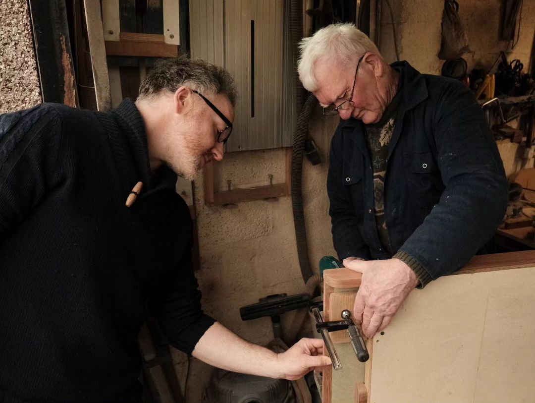 Subbuteo fans. Business is quiet here, but Dad's been busy crafting away. A few handmade meranti &amp; oak 5-a-side arenas built. Red, Blue, Green or Black pitch. Absolute beauties! ⚽️👌
shop.flickforkicks.com/good-to-go-ite…