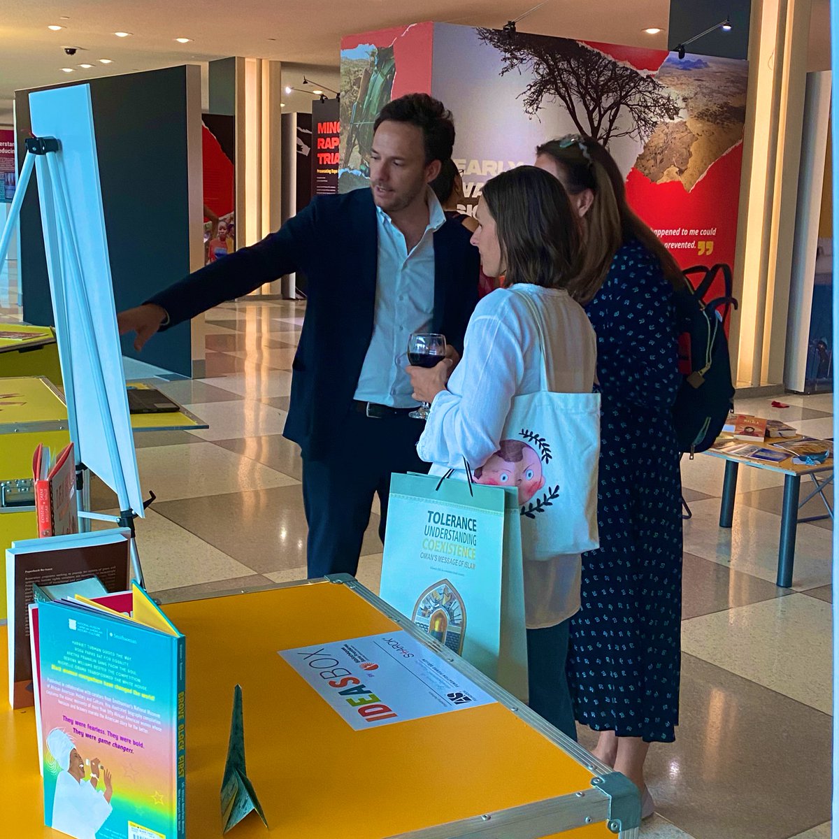 BSF_Inter's tweet image. Notre #IdeasBox est exposée aux Nations Unies 🇺🇳✨
Dans le cadre du partenariat entre #BSF et @USGSRSGPatten avait lieu hier soir le vernissage d'une #exposition consacrée aux #victimes de violences sexuelles &amp;amp; aux moyens de les accompagner
#CRSV #ONU #NGO