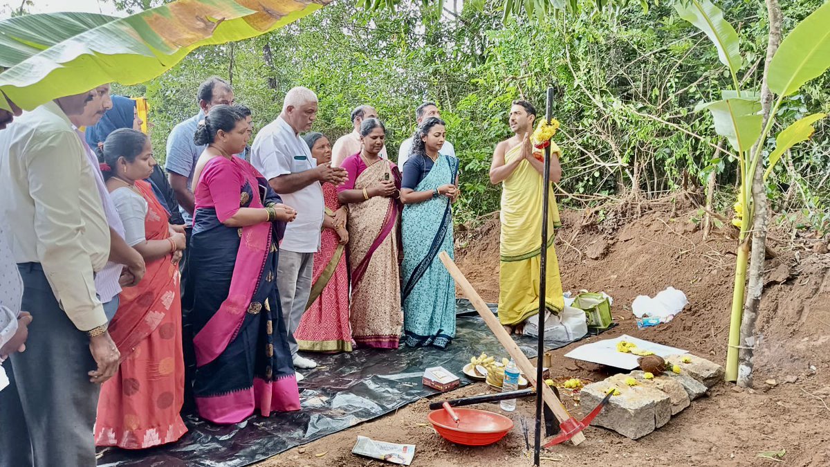 NayanaJhawar's tweet photo. ಕಳಸ ತಾಲೂಕು ಮಾವಿನ ಕೆರೆಯ ಮೆಟ್ರಿಕ್ ನ���ತರದ ಬಾಲಕಿಯರ ವಿದ್ಯಾರ್ಥಿ ನಿಲಯದ ಶಂಕುಸ್ಥಾಪನೆ ಕಾರ್ಯಕ್ರಮದಲ್ಲಿ ಪಾಲ್ಗೊಂಡೆ. https://t.co/qZQWLL82ky
